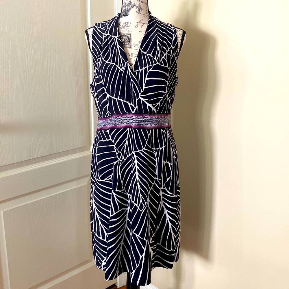 White House Black Market M safari style summery V-neck midi dress